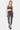 Tenue de sport Jet Bandana Noir, brassière et legging à motif bandana noir et blanc, mannequin en pied de trois quarts