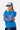 Sweat col rond Jim Bleu porté avec casquette, de trois quarts, inscription rose en lettres capitales sur la manche