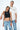 Pantalon Beleo Bleu Jean, plan rapproché sur un couple de mannequins, fleurs de lys noires, crop top noir cœur smiley