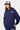 Sweat à capuche Fuzz Bleu Marine porté avec casquette par une mannequin femme, de trois quarts, poche kangourou