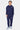 Jogging Foly Bleu Marine porté en pied avec sweat à capuche assorti par un mannequin homme, de face, baskets bleu clair