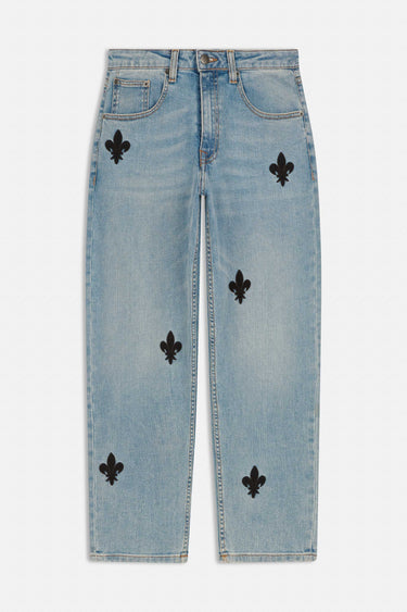 Pantalon Beleo Bleu Jean à plat, vu de face, denim clair délavé avec fleurs de lys noires brodées