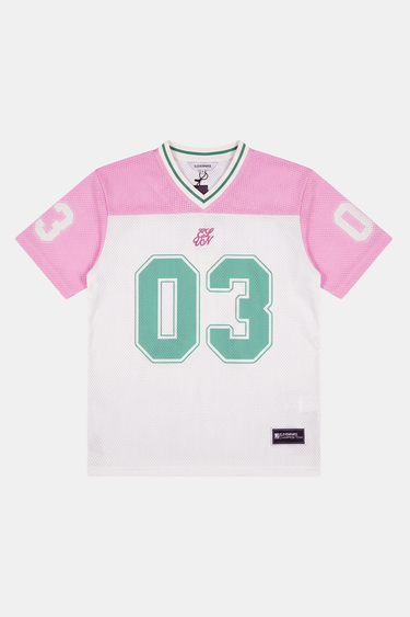 T-shirt Jovann Écru façon maillot, manches roses, col en V rayé vert, grand numéro 03 vert d'eau, étiquette en bas