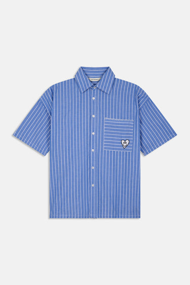 Chemise Jovenis Bleu à manches courtes et rayures blanches, de face à plat, poche poitrine avec écusson coeur