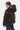 Doudoune enfant Flash Noir brillante portée de dos et de profil par une fille, capuche et coutures matelassées