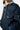 Blouson Eschott Bleu marine, zoom sur l'écusson cœur brodé, le patch à cœur et la poche de manche zippée