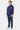 Sweat à capuche Evy Bleu Marine porté en pied par un mannequin homme, jean cargo bleu foncé et baskets claires