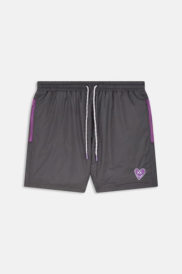 Maillot de bain Nibby Noir délavé de face à plat, gris anthracite, bandes violettes aux poches et coeur violet