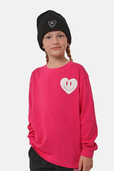 T-shirt Famour Rose à manches longues porté par un enfant, de face, cœur smiley écru sur la poitrine, bonnet noir