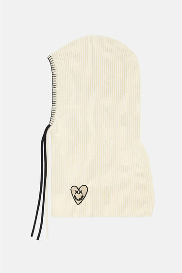 Accessoire Fanette Écru, cagoule en maille côtelée écrue à plat, coutures et cordon noirs, cœur smiley brodé