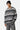 Sweat zippé à capuche Japo Gris Chiné porté par un homme avec bonnet noir, cœur noir sur la poitrine, jean gris