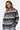 Sweat zippé à capuche Japo Gris Chiné porté par une femme, vue de face, cordons gris et cœur noir sur la poitrine
