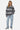 Sweat zippé à capuche Japo Gris Chiné porté en pied par une femme avec jean bleu clair et baskets grises