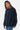 T-shirt Farah Noir Délavé à manches longues porté par une femme, coupe ample, motifs gothiques sur les manches, jean bleu