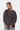 Sweat col rond Farren Gris Délavé porté par une femme, coupe ample, effet délavé, jean bleu clair