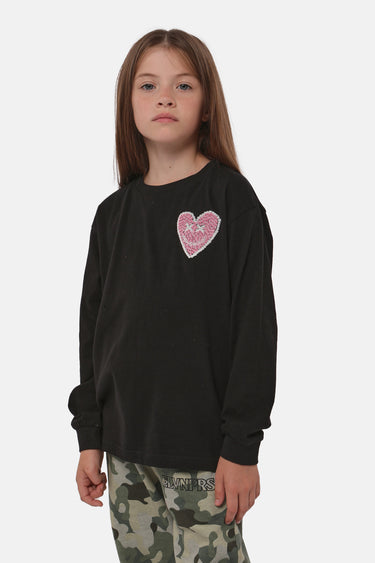 T-shirt Felicia Noir à manches longues porté par une fille, de face, petit cœur rose brodé sur la poitrine