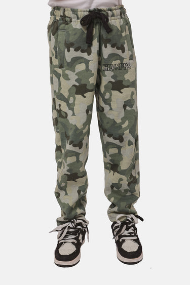 Jogging Fenek Camouflage porté par un enfant, vue de face, cordon noir à la taille, inscription brodée et baskets