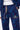 Jogging Fiby Bandana Bleu Marine en gros plan sur la broderie triangle colorée, cordon tressé et poche