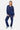 Jogging Fiby Bandana Bleu Marine porté en pied par une femme avec sweat zippé à capuche assorti et baskets bleu clair