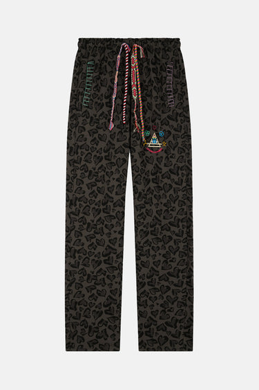 Jogging Fiby Black Heart à plat, vue de face, motif léopard de cœurs, cordons multicolores et broderie triangle