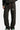 Jogging Fiby Black Heart en gros plan sur la broderie triangle colorée de la cuisse, motif léopard de cœurs
