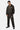 Jogging Fiby Black Heart porté en pied par un homme avec sweat zippé assorti, bonnet noir et baskets