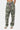 Pantalon Fiby Camouflage porté par une femme, vue de face, cordons multicolores, broderie sur la hanche et baskets blanches