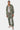 Pantalon Fiby Camouflage porté en pied par un homme avec sweat zippé camouflage assorti, t-shirt blanc, baskets roses
