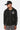 Sweat à capuche zippé Filona Noir porté par un mannequin homme avec casquette noire, emblème fleur de lys sur la poitrine