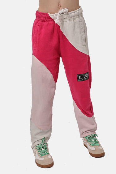 Jogging Flea Rose bicolore rose fuchsia et écru porté de face par une fillette, étiquette noire 11 ELVNPRS, baskets