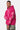 Sweat à capuche Fendy Rose porté par un mannequin homme, lettrages en relief rose clair sur les manches, pantalon camouflage