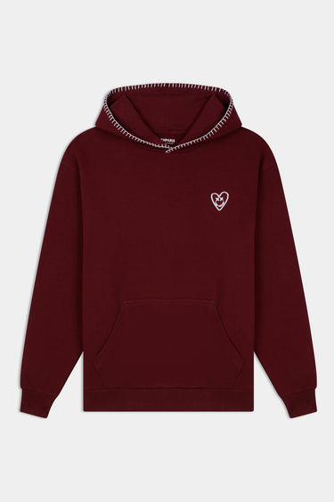 Sweat à capuche Flocon Bordeaux de face à plat, bordure de capuche surpiquée blanche, petit cœur blanc sur la poitrine