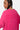 T-shirt Floride Rose, zoom sur le lettrage gothique tonal en relief sur le haut du dos, porté par une mannequin