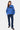 Pull Flynn Bleu porté de face en pied par une mannequin, inscription ELVNPRS noire, pantalon cargo bleu foncé, baskets