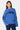 Pull Flynn Bleu porté de face par une mannequin, inscription ELVNPRS noire, numéro 03 sur la manche, étiquette noire