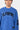 Pull Flynn Bleu, zoom de face sur l'inscription ELVNPRS noire en arc et l'étiquette noire, porté par un mannequin homme