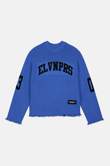 Pull Flynn Bleu en maille côtelée de face à plat, inscription ELVNPRS noire, numéros 03 sur les manches, bas effiloché