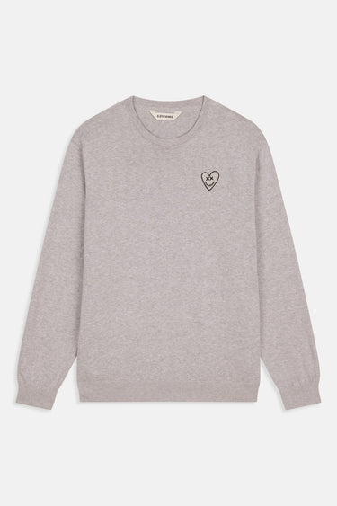 Pull col rond Follow Gris de face sur fond blanc, petit coeur brodé noir sur la poitrine