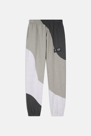 Jogging Francesca Gris Chiné de face sur fond blanc, découpes en trois gris et étiquette noire sur la cuisse