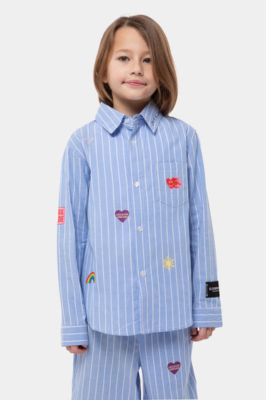 Chemise rayée Jacinthe Bleu portée par une fille, vue de face avec cœurs, arc-en-ciel et soleil brodés