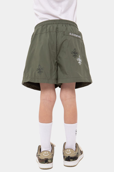Maillot de bain short enfant Jakarta Kaki vu de dos, fleurs de lys et étiquette Elevenparis à la ceinture