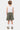 Maillot de bain short enfant Jakarta Kaki vu de dos en pied sur un garçon, fleurs de lys sur le bas