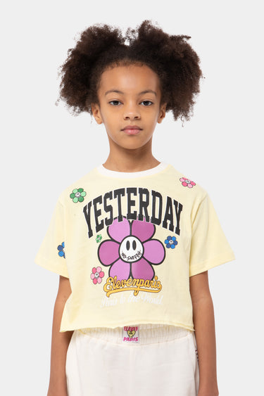T-shirt court Jalina Jaune porté par une fille, inscription Yesterday et fleur rose souriante sur la poitrine