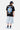 T-shirt Jamaica Noir vu de dos en pied sur un mannequin homme, fleur bleue souriante, short en jean clair et casquette marine