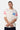 T-shirt James Écru porté de face par un mannequin homme, 22 bleu, étoiles colorées et bandes roses sur les manches