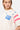 T-shirt James Écru en gros plan sur une mannequin femme, 22 bleu à étoiles blanches et étoiles colorées à l'épaule