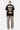 T-shirt Janiel Noir vu de dos en pied sur un mannequin homme, cœur zébré brun, pantalon cargo kaki