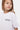 T-shirt enfant January Blanc en gros plan sur une fille, inscription Eleven noire sur la poitrine
