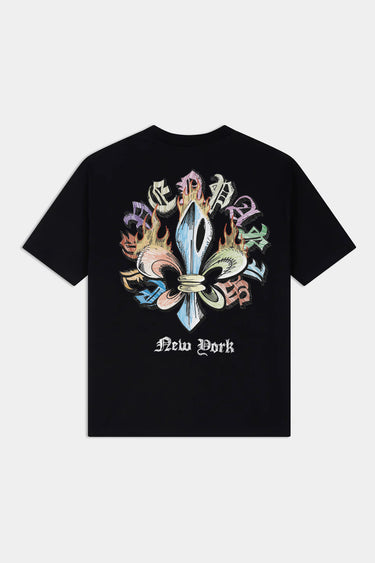 T-shirt Jared Noir à plat de dos, fleur de lys flammée aux lettres gothiques colorées et texte New York