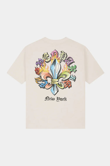T-shirt Jared Écru à plat de dos, grande fleur de lys flammée aux lettres gothiques colorées et texte New York